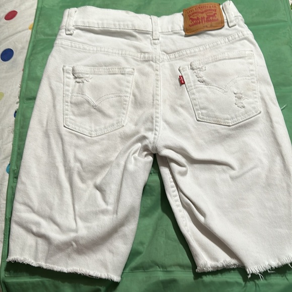 Boys Levi’s White Distressed Shorts - Picture 4 of 6